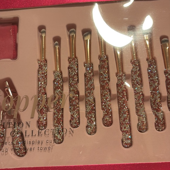 BNWT HEARTSTOPPER Viral 28 Piece Pink Silver 
 Rhinestone Makeup Brush Gift Set - Picture 4 of 10